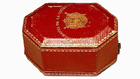 une boite rouge avec des diaments de la Couronne